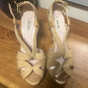 This shoes are in a very good condition. and all my sales are final.